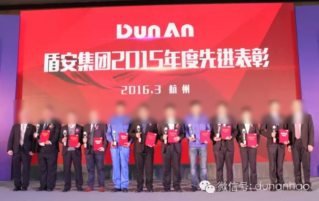 白宫外爆发抗议，美警方发射橡皮枪弹眩